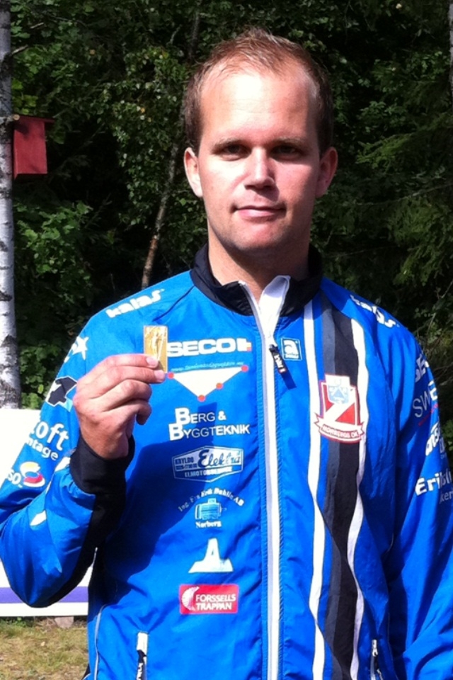 Fredrik Larsson tog med ett säkert lopp hem guldmedaljen i H21 på medeldistans 